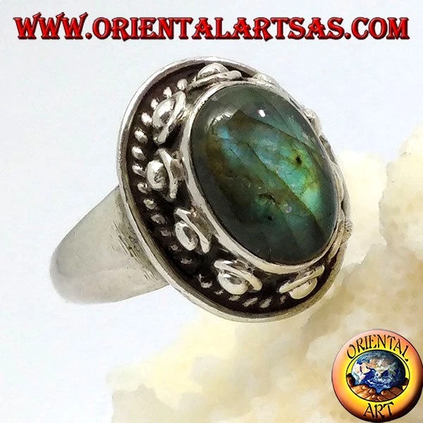 Anello  in argento 925 ‰  con labradorite ovale ed incastonatura borchiata - Immagine 1 di 1