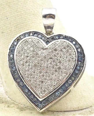 Pingente CORAÇÃO feminino moderno ouro branco 10k azul irradiado e branco extraído diamante - Imagem 1 de 3