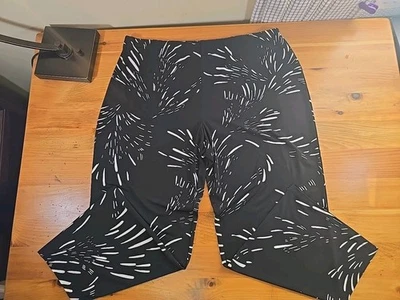 Calça feminina J M Collection tamanho 3xl preta com designs brancos.   J1 - Imagem 1 de 4