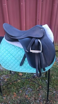 17.5" Wintec Bates A/P Saddle With Fittings - Excellent Used Condition - Image 1 of 4