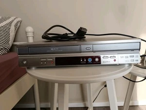 Sharp VCR/DVD Rekorder Kombination, Modell DV-RW370S (G) - Bild 1 von 6