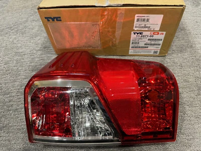 Conjunto de luces traseras halógenas laterales derecho TYC 11-6971-00 para Nissan Titan XD 2017-2022 Foto 1 de 2