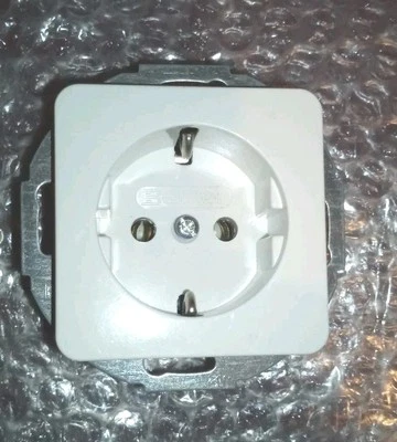  1 x  Berker Steckdose Modul 2  mit Abdeckung  Polarweis  - Bild 1 von 2