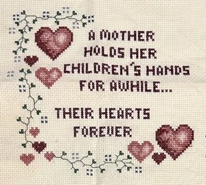Punto de cruz madre sostiene las manos de los niños un rato sus corazones para siempre TERMINADO - Imagen 1 de 3