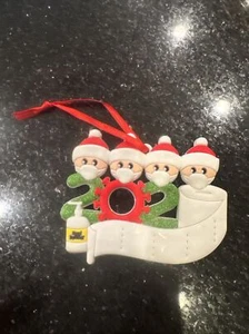 Adorno de Navidad 2020 Máscara de Cuarentena Papel Higiénico Navidad Familia de 4 - Imagen 1 de 6