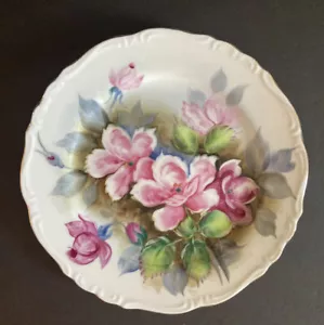 Plato de postre de porcelana rosa pintado a mano de 7,5" de colección borde festoneado dorado - Imagen 1 de 3