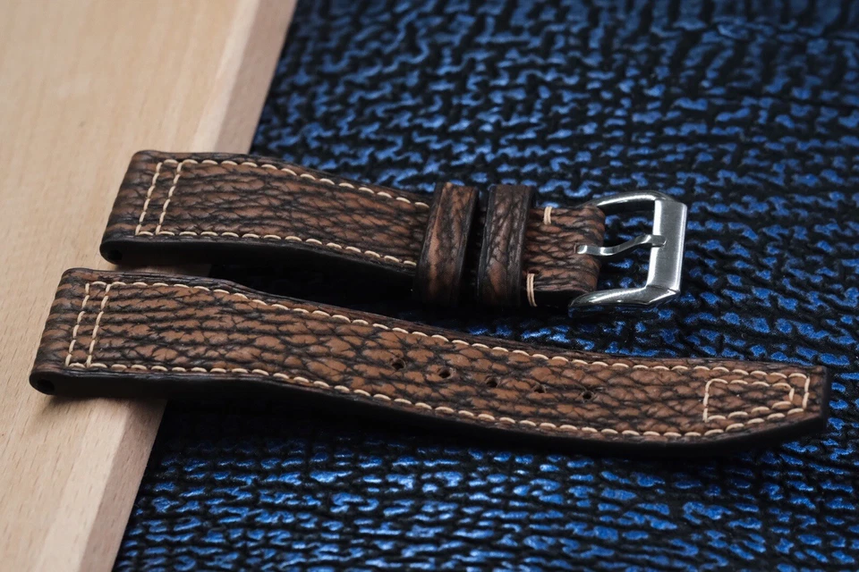 Correa de reloj hecha a mano de cuero de tiburón marrón Foto 1 de 4