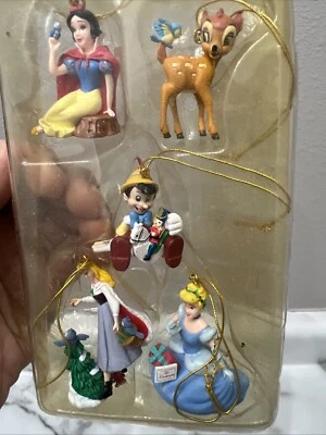 5 Mini Adornos Disney Bambi Pinocho Bella Durmiente Blancanieves Cenicienta Foto 1 de 4