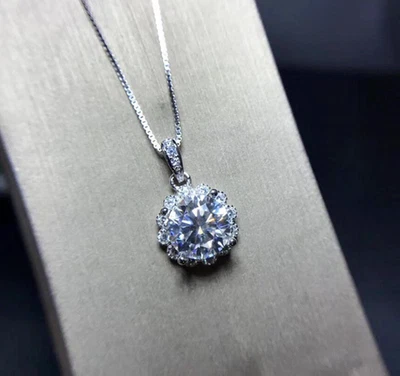 Colgante para mujer LabCreated de diamantes de corte redondo de 2 quilates enchapado en oro blanco de 14 quilates Foto 1 de 4