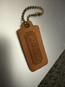 Coach Vintage Beige Ropa de Cuero 1 Cara Cuero Etiqueta Llavero Limpio Usado en Excelente Condición - Imagen 1 de 5