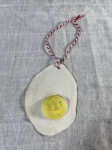 Ei Weihnachtsschmuck Handarbeit und bemalt Keramik lustiges Gesicht Lebensmittel Deko - Bild 1 von 8