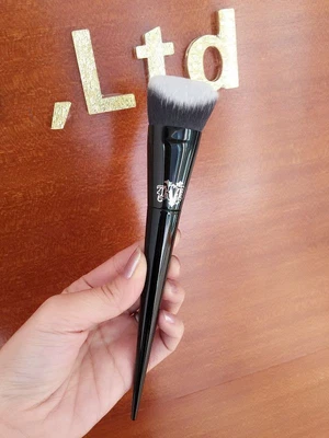 Cepillo de base Kat Von D Lock-It Edge #10 Foto 1 de 4