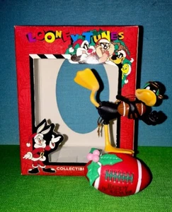Looney Tunes Pato Donald Jugador de Fútbol Feliz Fiesta Navidad Adorno Matriz - Imagen 1 de 8