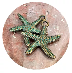Seesterne grüngrün Bronze Patina 2 Stck. fokal 24 mm Charms Anhänger Boho #TUPCOR - Bild 1 von 5