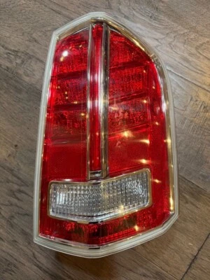 Cuarto de luz trasera exterior usado Tyc 11-6395 para pasajero derecho Chrysler 300 11-12 Foto 1 de 3