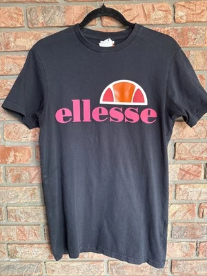 Camiseta Ellesse Para Hombre Manga Corta Prado Negra Rosa Logo Cuello Redondo Talla Pequeña Foto 1 de 3