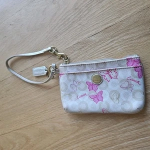 Muñequera Coach Waverly pequeña beige rosa mariposa detalles dorados y etiqueta colgante para mujer - Imagen 1 de 12