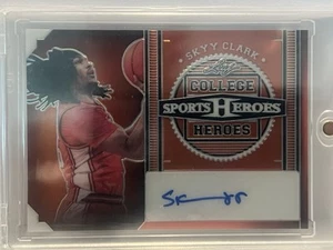 Skyy Clark Auto Autogramm #D /5 2024 Leaf / College Heroes - Bild 1 von 2