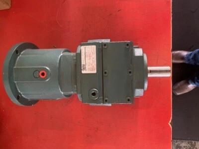 Reductor de engranajes Baldor Dodge Quantis ILH 38 - HB382LN56C - 1,82:1, 1750 RPM, 56C Foto 1 de 4