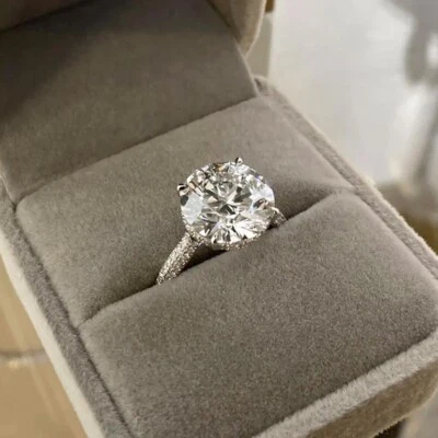 Anillo de compromiso de tres filas de moissanita de corte redondo enchapado en oro blanco de 14K 4,67 TCW Foto 1 de 4