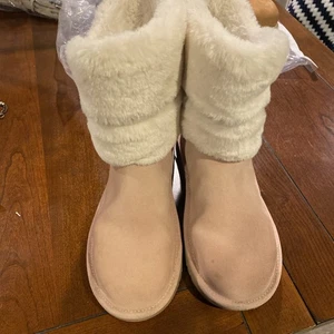 Stivali corti Koolaburra by UGG Dezi rosa nebbioso scamosciati donna pelliccia sintetica taglia 7 - Foto 1 di 14
