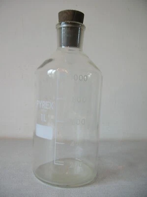 Ancien flacon Pyrex 1 Litre labo pharmacie en verre gradué et bouchon en bois - Photo 1/3