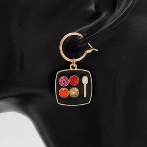 PENDIENTES DORADOS BABY HOOP CON ENCANTO DE MAQUILLAJE (3113 GD) - Imagen 1 de 1