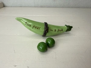 SCATOLA PORTAGIOIE IN PORCELLANA CON CERNIERA "DUE PISELLINI IN UN BACCELLO" E 2 BIGIOTTERIA SORRIDENTE - Foto 1 di 5