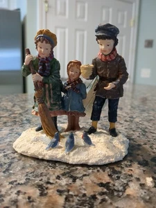 Dept 56 Navidad Pasada - Figura 4" - Alimentando a los pájaros - Imagen 1 de 6