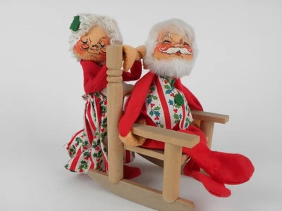 Muñeca vintage Annalee 1963 Mr. and Mrs. Claus conjunto en mecedora Foto 1 de 4