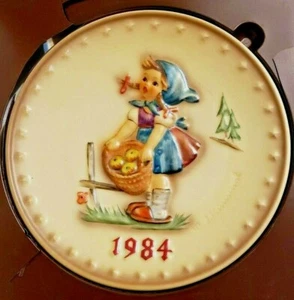 Plato Anual Goebel M I Hummel 1984 Little Helper - Pintado a Mano - Caja Original - Imagen 1 de 8