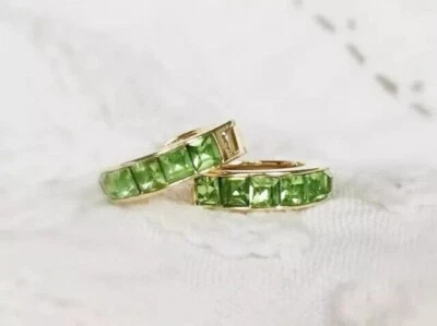 Brincos de argola peridoto verde simulado corte princesa 2 quilates folheados a ouro amarelo 14K - Imagem 1 de 4