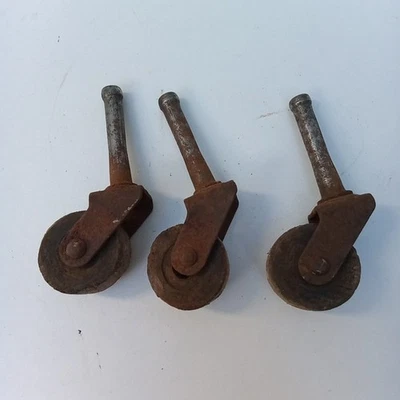 Винтажный лот из 3 деревянных колесиков для кастера шкаф комод стол стул металлический стержень V3 - Изображение 1 из 4