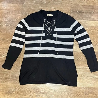 Suéter Michael Kors Rayas Negro/Plateado con Detalle de Cadena - Talla Mediana  Foto 1 de 4