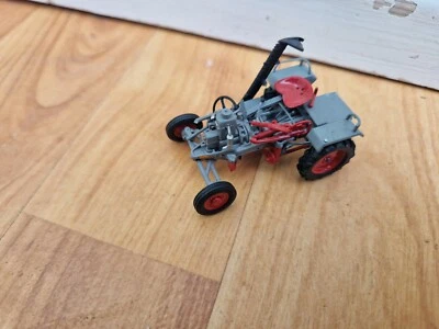 HACHETTE UNIVERSAL HOBBIES 1/43 CLASSIC 1954 CHAUVIN R6 TRACTOR - Image 1 of 3