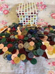 Spotty Tin Containing - 300 Vintage Fish Eye Buttons Mix Range of Colours - Picture 1 of 5