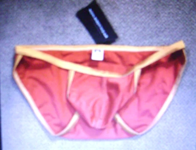 UN BIKINI DE CUERDA UNIVERSITARIA NUEVO, RARO, N2N C19, EN ROJO Y DORADO, TALLA MED. Foto 1 de 4