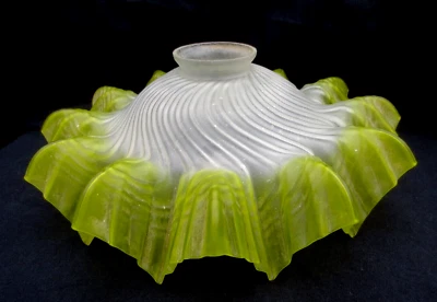 LUSTRE , PLAFONNIER en verre dépoli à effet draper  verte - 1930 -n°1 - Photo 1/4