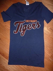 VICTORIAS SECRET PINK BLING SEQUIN MLB DETRIOT TIGERS VNECK TEESHIRT NWT - Picture 1 of 3