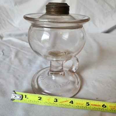 Antigua lámpara protectora de aceite de vidrio de patrón americano temprano con dedo de aceite 1870 Foto 1 de 4