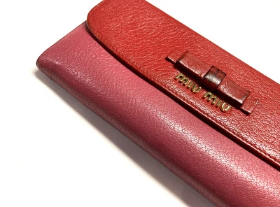 MIU MIU VINTAGE METAL LOGO CINTA CONTRASTE CUERO CARTERA LARGA ITALIA ROSA ROJO Foto 1 de 4