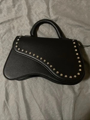 Bolsa BCBGeneration preta embreagem com alça de ombro removível tachas de prata NOVA - Imagem 1 de 4