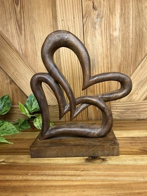 Estatuilla de madera vintage tallada a mano corazones unidos estatuilla rústica mediados de siglo Foto 1 de 4