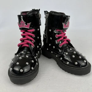 Disney Cruella de Vil Kinder Größe 8 schwarz Lackleder Nietenstiefel rosa Schnürsenkel - Bild 1 von 9