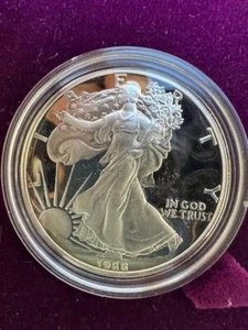 1988 SILVER AMERICAN EAGLE ONE DOLLAR **INCLUDES ORIGINAL BOX - Picture 1 of 6