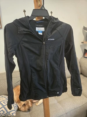 Chaqueta Columbia Omni-Shield negra para mujer talla pequeña Foto 1 de 4