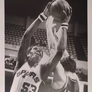 Vintage Artis Gilmore Vs Bill Laimbeer, Press Photo 1980's, Spurs N.B.A. - Picture 1 of 12