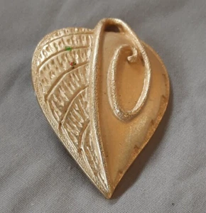 VINTAGE LIZ CLAIBORNE GOLD-TONE LEAF BROOCH SIGNED - Picture 1 of 4