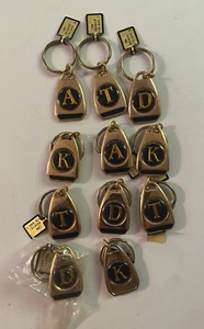 LOT(11) Vintage Trilko Initialen Schlüsselanhänger, "A" "D", "K" "T"~ NOS, Original Etiketten - Bild 1 von 6