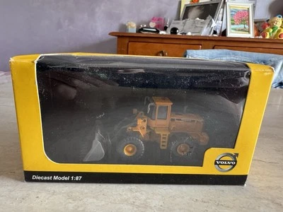 MEZZO DA LAVORO STRADALE ESCAVATORE GOMMATO VOLVO 1:87 NUOVO BOX DA COLLEZIONE - Immagine 1 di 4